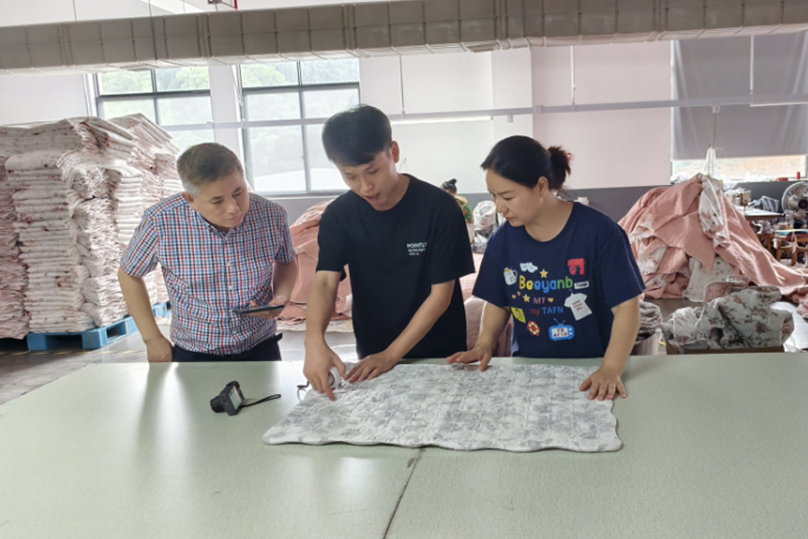 我司相关领导实地验货巡检，为纺织品出口筑牢质量防线
