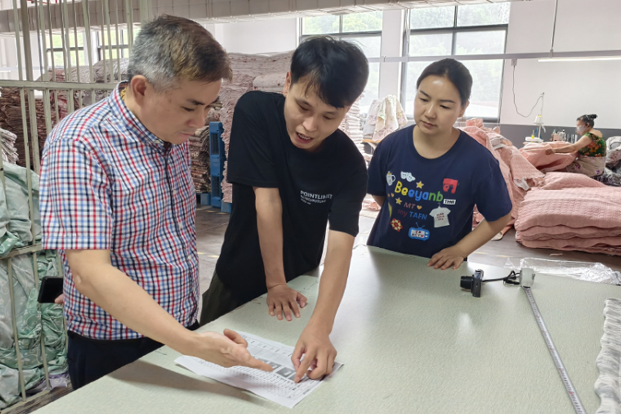 我司相关领导实地验货巡检，为纺织品出口筑牢质量防线