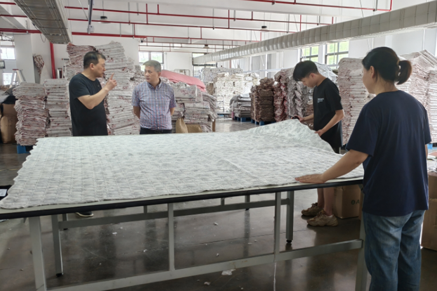 我司相关领导实地验货巡检，为纺织品出口筑牢质量防线