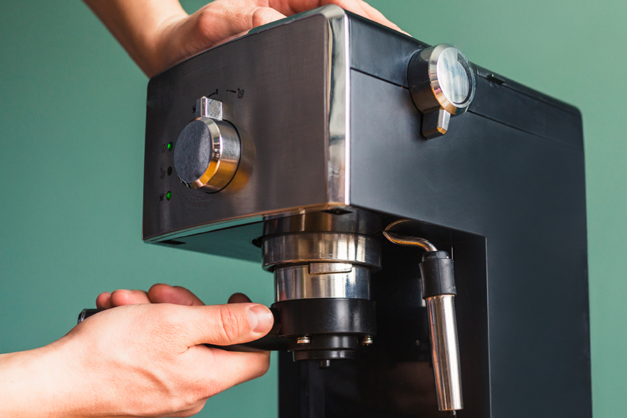 Prüfung elektrischer Geräte: Prüfpunkte und Prüfverfahren für Kaffeemaschinen